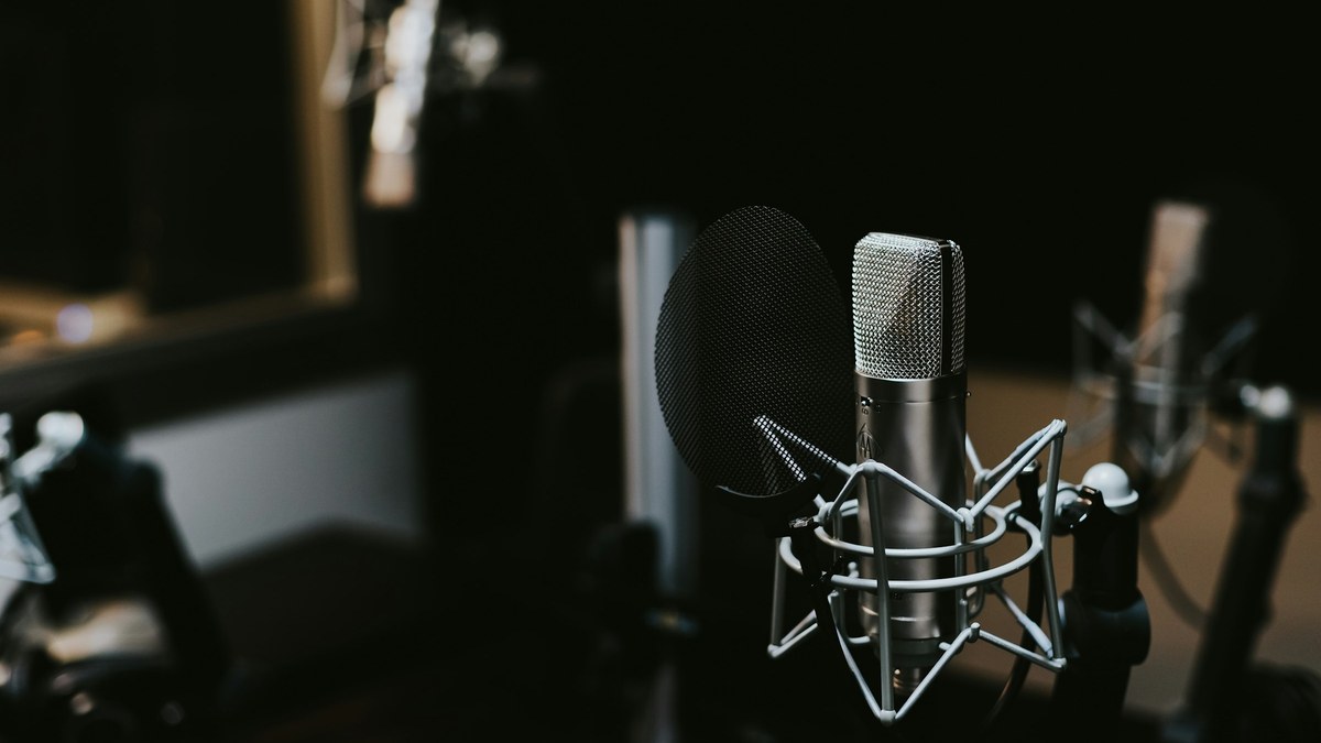Studio headphones and mic setup for a MAI-Transcribe-2 freelancer try-or-skip decision