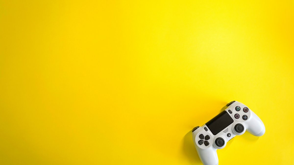 featured-final White game controller on a yellow backdrop for a PS5 jailbreak explained guide